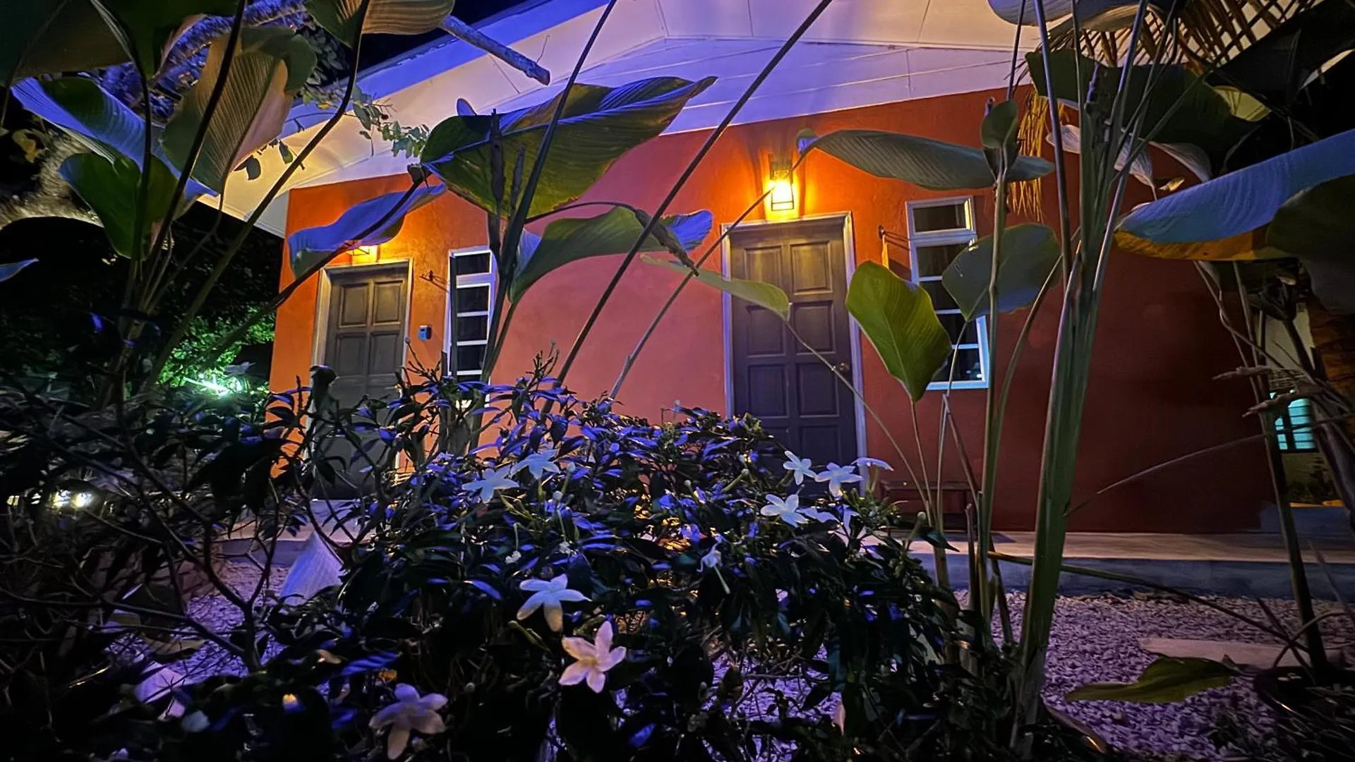 Stylish Balinimo Guest Room - King Bed, Free Netflix, Prime & Wi-Fi Near Bukit Mertajam Kubang Semang 0*,  Malaysia